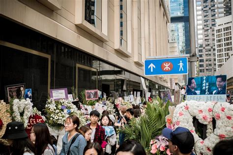 实拍：哥哥张国荣去世十五周年，香港文华酒店旁粉丝排队献花纪念