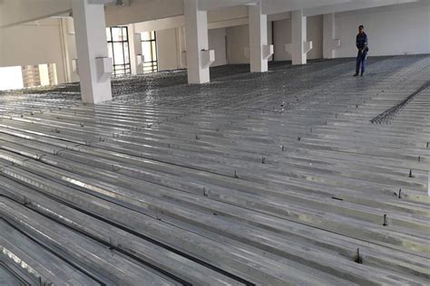 施工中的楼板隔层钢结构（上海七匹狼公司工程项目）_上海彬煌钢结构有限公司