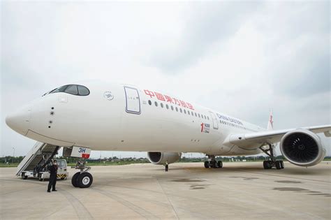 东航涂装C919首次亮相：中国商飞将在12月向首个客户交付客机_架飞机_公司_认证