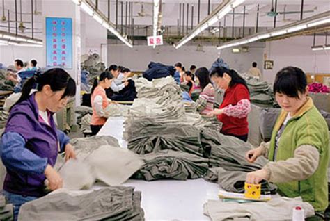 内黄县亳城镇：服装工厂开在家门口，挣钱不用往外走
