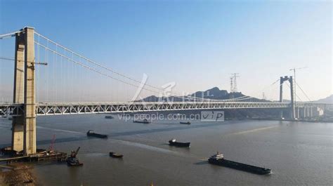中国首座公铁两用悬索桥五峰山长江大桥合龙 - 世相 - 新湖南