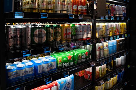 超市啤酒陈列下午啤酒陈列超市摄影摄影图配图高清摄影大图-千库网