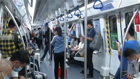 被要求向外国人让座的深圳乘客：保安及地铁方已当面道歉_凤凰网视频_凤凰网