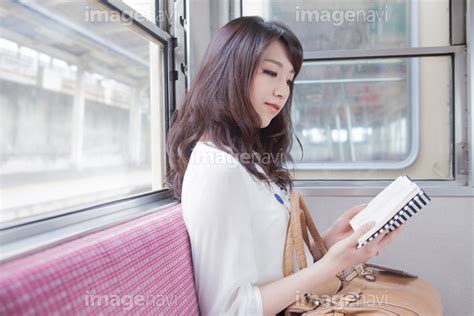 【電車で本を読む女性】の画像素材(19842570) | 写真素材ならイメージナビ