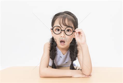 戴眼镜的小学生高清图片下载-正版图片501020566-摄图网