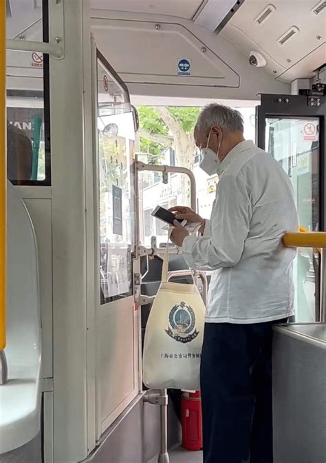 老人因不会扫码没能坐公交，老年人坐公交如何不被“卡”？_离线_手机_场所