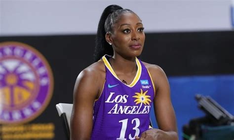 官宣：WNBA洛杉矶火花签下中国女篮队长杨力维_手机新浪网