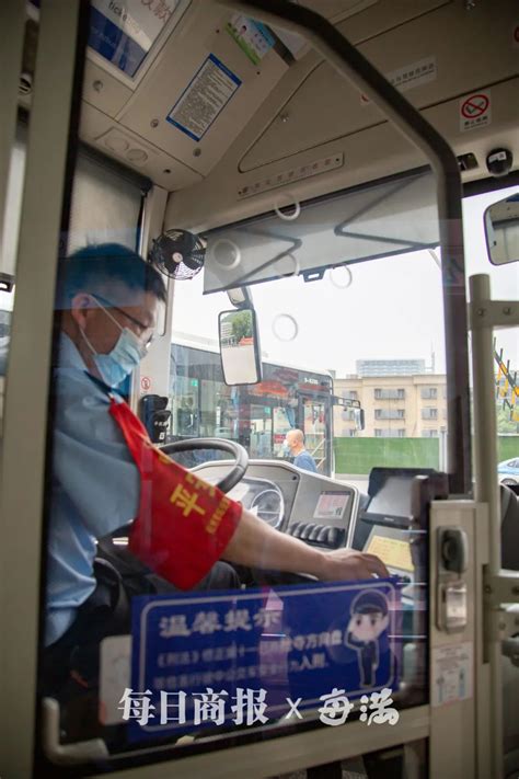 暖心！老人带轮椅艰难下车，杭州公交司机这个动作让全车乘客点赞_看看浙江