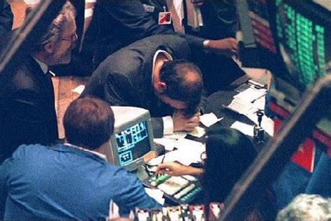 1998年亚洲金融危机影响香港，董建华拍板：与国际炒家周旋到底_凤凰网视频_凤凰网