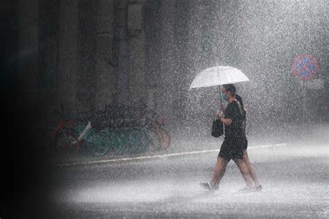 北京晚间迎来强降雨 行人与车辆大雨中穿行_新浪图片
