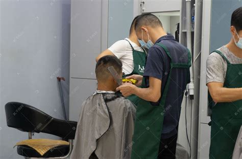 越南理发店，小伙害羞的不敢睁开眼睛。