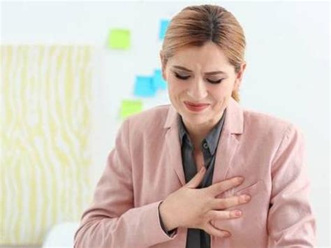胸部疼怎么回事（胸痛别只想到心梗！教你识别这8种不同位置的疼痛，提前发现危险信号） | 说明书网