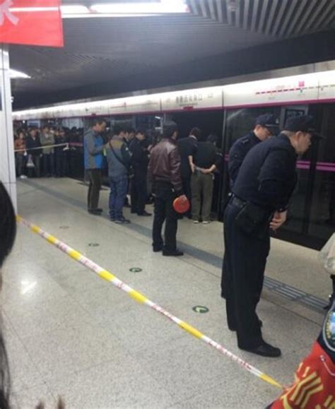 北京地铁夹死人！教你被夹在车门时的自救方法(图)_中国新闻_南方网