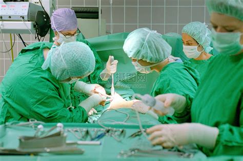 外科医生图片-正在做手术的两个外科医生素材-高清图片-摄影照片-寻图免费打包下载