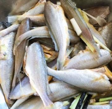 酥鱼这样做，酥到鱼骨，鱼刺都能嚼着吃，不粘锅不碎，太香了！__凤凰网