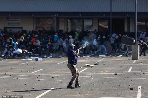 南非怎么乱成这样了？前总统沦为阶下囚，民众被迫持枪自卫_凤凰网