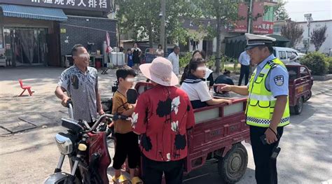 老人骑电动三轮车载多名小孩，危险要不得 - 淮南新闻 - 安徽财经网