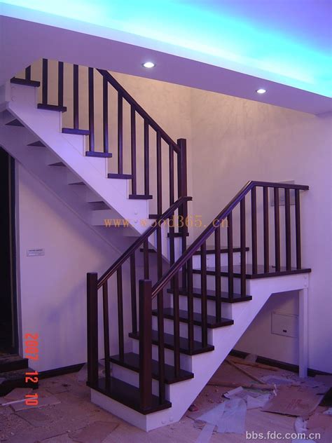 狄姆斯原木色实木踏板楼梯 不锈钢栏杆楼梯 实例别墅室内楼梯图片-阿里巴巴