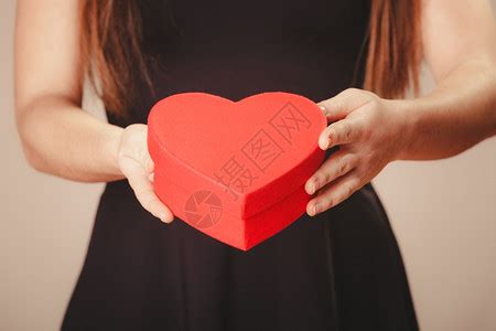 红心形状盒和女人情节的爱高清图片下载-正版图片304173697-摄图网
