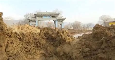 地震后青海一村庄遭砂涌:泥浆浪头高3米，砂涌是怎么形成的？|青海省|地震|失联_新浪新闻
