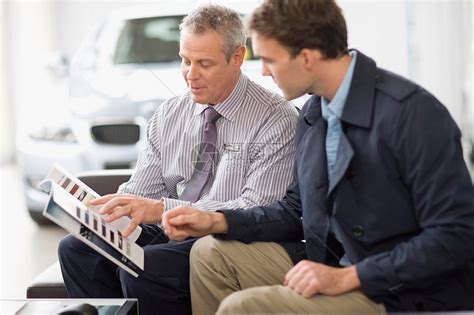 汽车销售顾问要具备什么知识和专业技能？