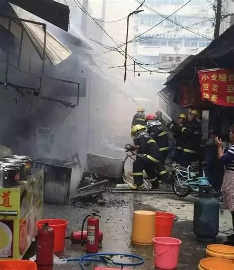 上海一居民楼液化气钢瓶泄漏发生爆炸 致2死4伤_凤凰网