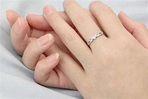 女生右手中指戴戒指什么意思 十个手指戴戒指的意义_婚庆知识_婚庆百科_齐家网