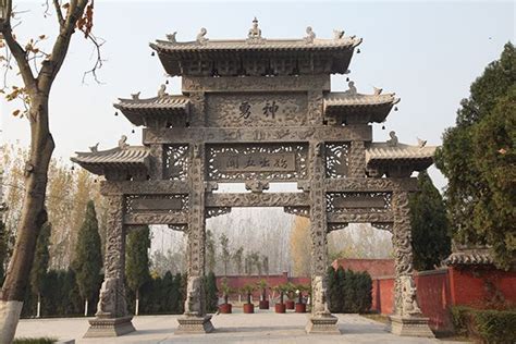 建安元年曹操定都于许都，使许昌登上了中国历史的前沿舞台