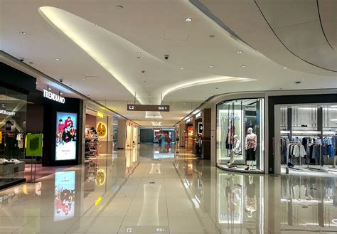 上海“高奢销品茂”销售猛增，Z世代和“靓姨帅叔”成销品茂主力|上海|购物中心|消费_新浪新闻