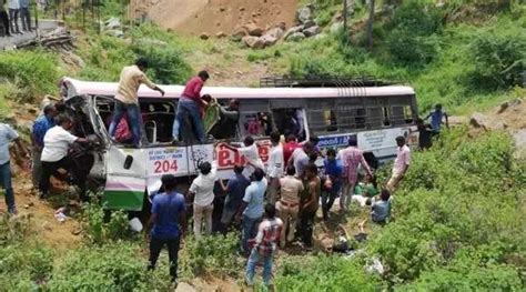 印度一客车坠入山谷 造成至少43人死亡