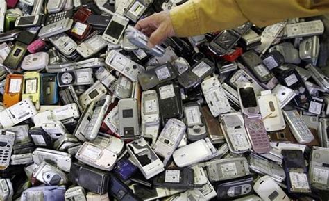 一年废弃4亿部手机都去哪了，我们跟拍5个月还原了全过程__财经头条