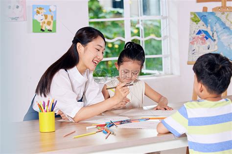 美术老师教小朋友画儿童画高清图片下载-正版图片501774287-摄图网