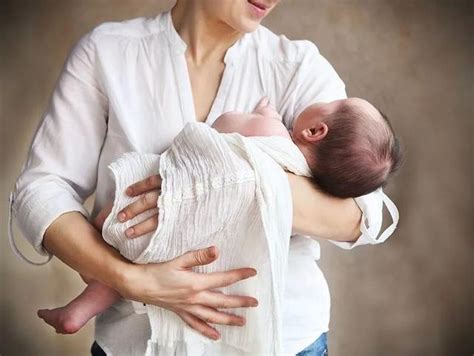 三个月婴儿能竖着抱吗（新生儿多大可以竖着抱）-幼儿百科-魔术铺