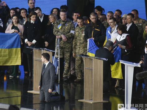 乌克兰总统候选人邀现任总统一同下跪_手机凤凰网
