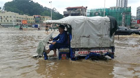 建平县突遭特大暴雨袭击，快看看这大雨有多大，公路大水淹没轿车__凤凰网