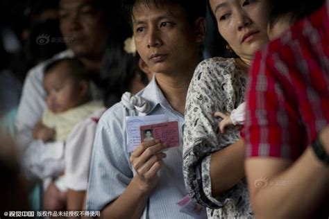 缅甸大选拉开帷幕 民众排队投票_新浪图片