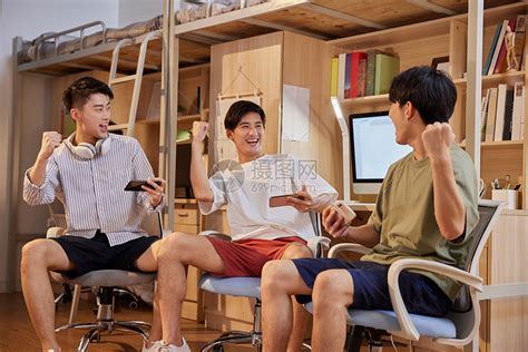 宿舍内男大学生一起玩游戏高清图片下载-正版图片501788370-摄图网