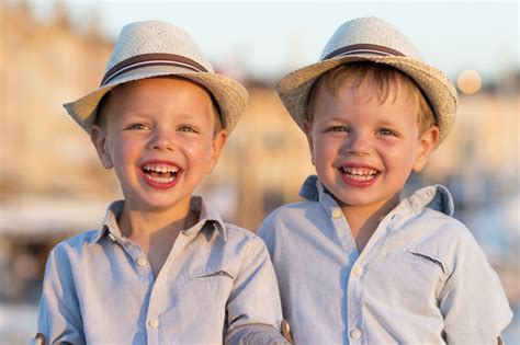双胞胎穿衬衫图片-穿各自衬衫的双胞胎素材-高清图片-摄影照片-寻图免费打包下载