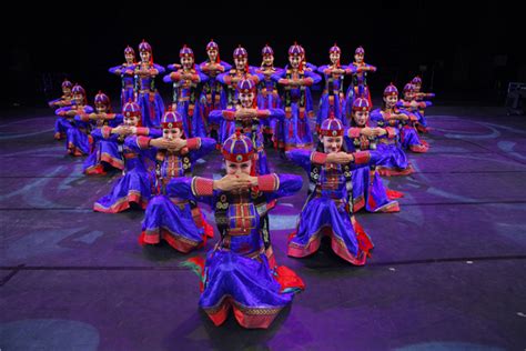 艺术节导赏丨庆祝内蒙古自治区成立七十周年民族歌舞晚会《美丽的草原我的家》_文体社会_新民网