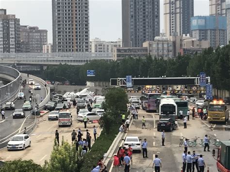 郑州京广隧道排水现场：被淹汽车露出水面 数十辆车堆叠在路面_凤凰网