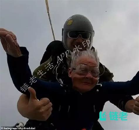 不服老！82岁老奶奶13000英尺高空玩跳伞_链老