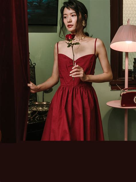 酒红色吊带裙连衣裙女装2021新款夏季法式V领长款收腰裙子外穿 - 三坑日记