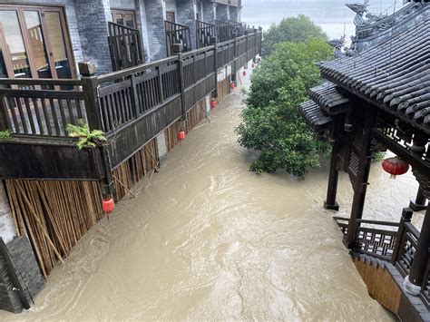 重庆暴雨致多路段积水严重 车辆行驶缓慢-图片频道