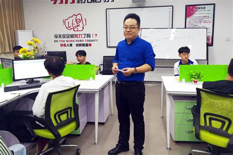 九龙坡职教中心电子商务专业现代学徒制试点项目通过教育部验收