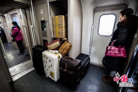 一家三口拖行李箱乘坐高铁出行高清图片下载-正版图片501996244-摄图网