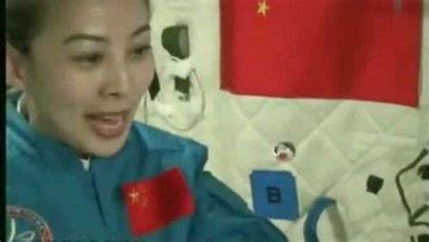 中国首位出舱行走女航天员王亚平：缩小和男航天员力量差距就靠练