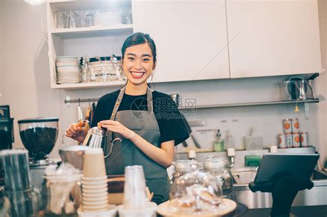 咖啡店兼职的女孩高清图片下载-正版图片502299114-摄图网
