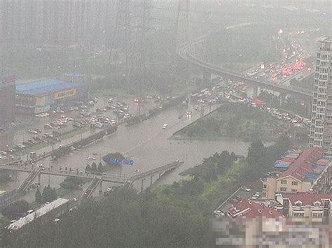 上海遭暴雨袭击 40多条道路出现积水_频道_凤凰网