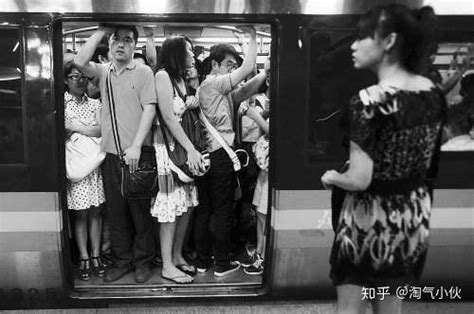 老人地铁上见小孩不让座，大骂“没教养”，小孩回复让众人羞愧 - 知乎