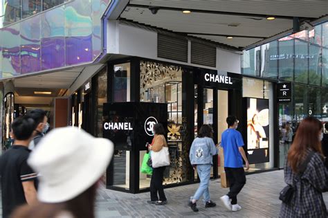 Chanel香奈儿最新卡尔加里旗舰店设计，延续经典的黑白风格 – 米尚丽零售设计网 MISUNLY- 美好品牌店铺空间发现者